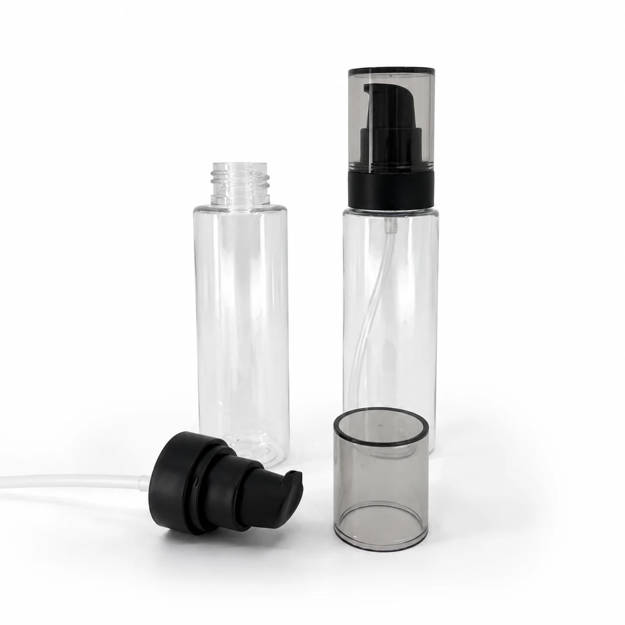 Plastová fľaša priehľadná, vysoká, čierny dávkovač s dymovým krytom, 100 ml