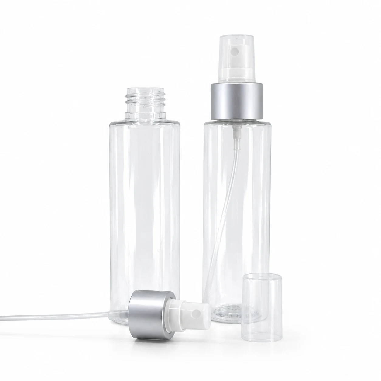 Hohe Kunststofffläschchen transparent, weißer Sprühzerstäuber, matt silberner Ring, 100 ml