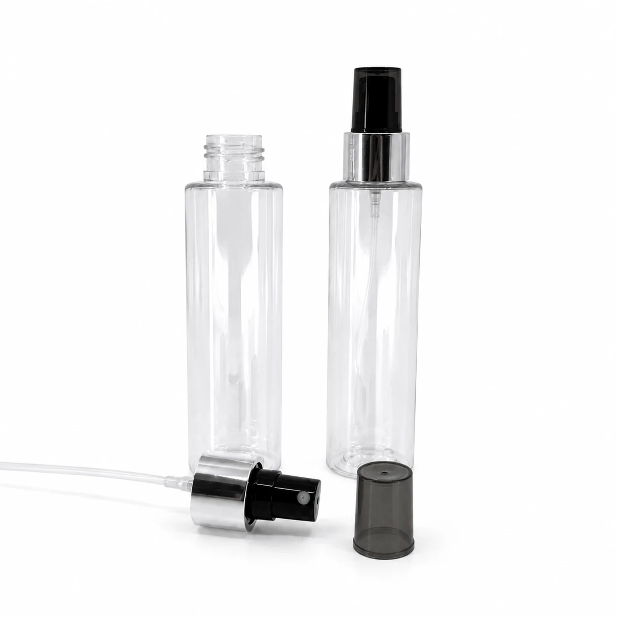 Transparente Kunststoffflasche, schwarzer Sprühzerstäuber, glänzender silberner Ring, 100 ml