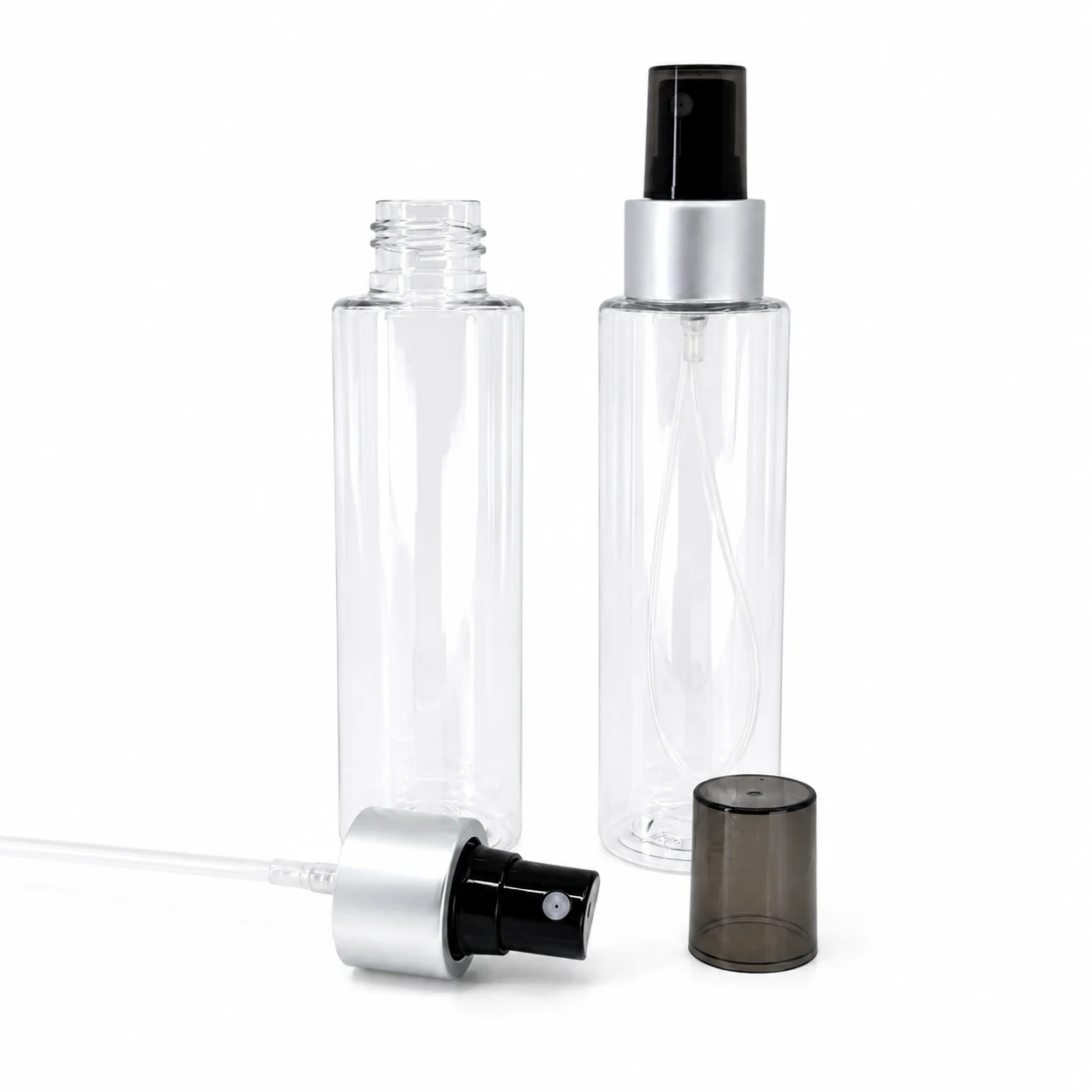 Hohe transparente Kunststoffflasche, schwarzer Sprühzerstäuber, mattsilberner Ring, rauchfarbene Übe