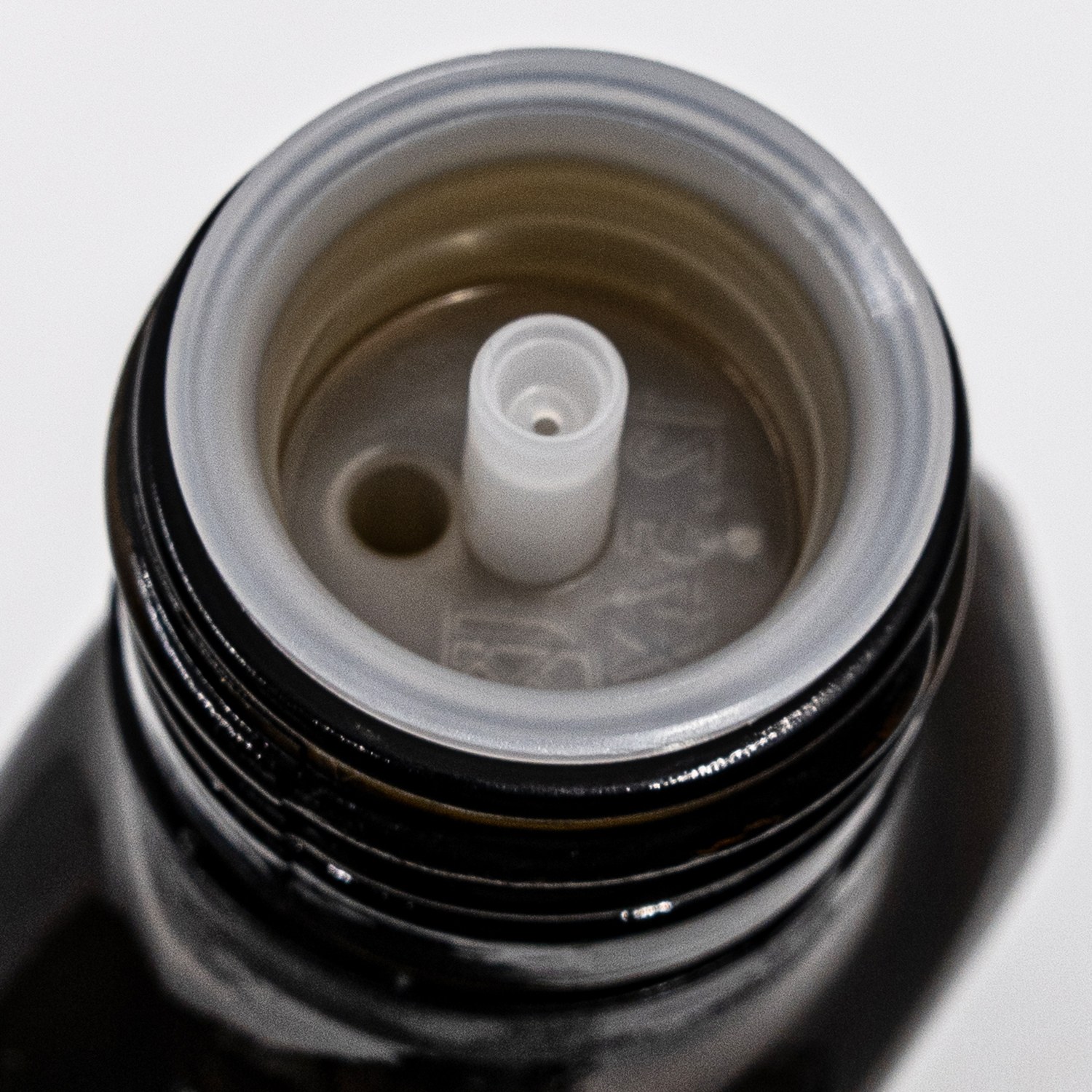 Sklenená fľaška, liekovka, 28 mm, čierny plastový vrchnák s kvapátkom, 1 l