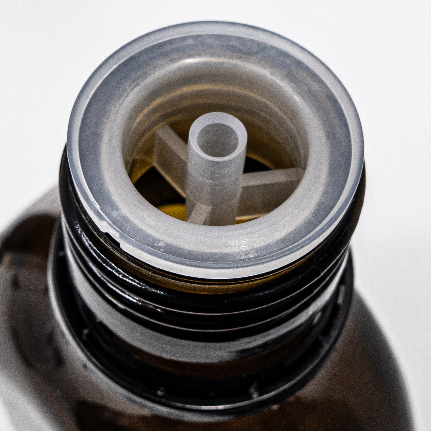 Bottiglia Boston in vetro ambra, tappo nero con inserto versatore, 250 ml