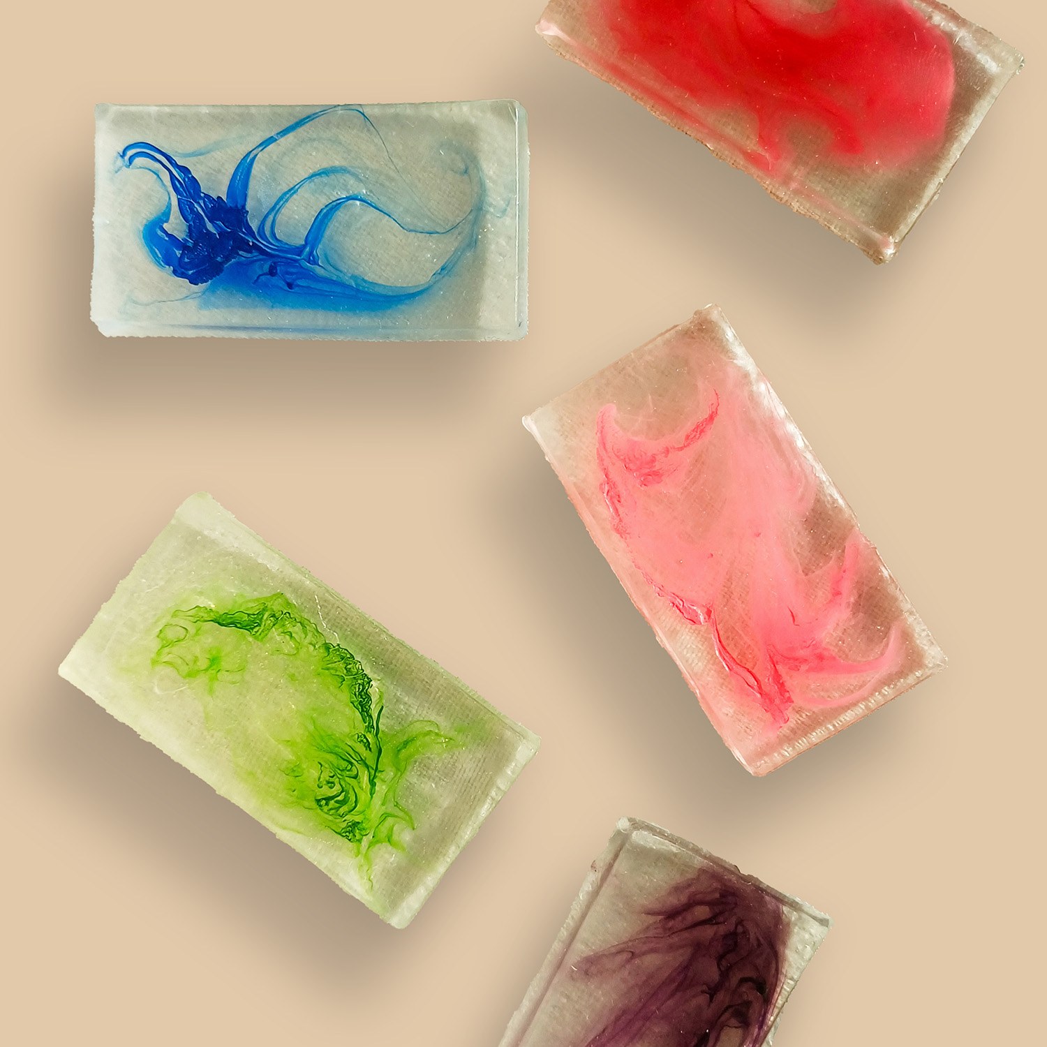 Sapone con effetto swirl su sfondo beige con ombre delicate, secondo la guida del laboratorio Handymade.