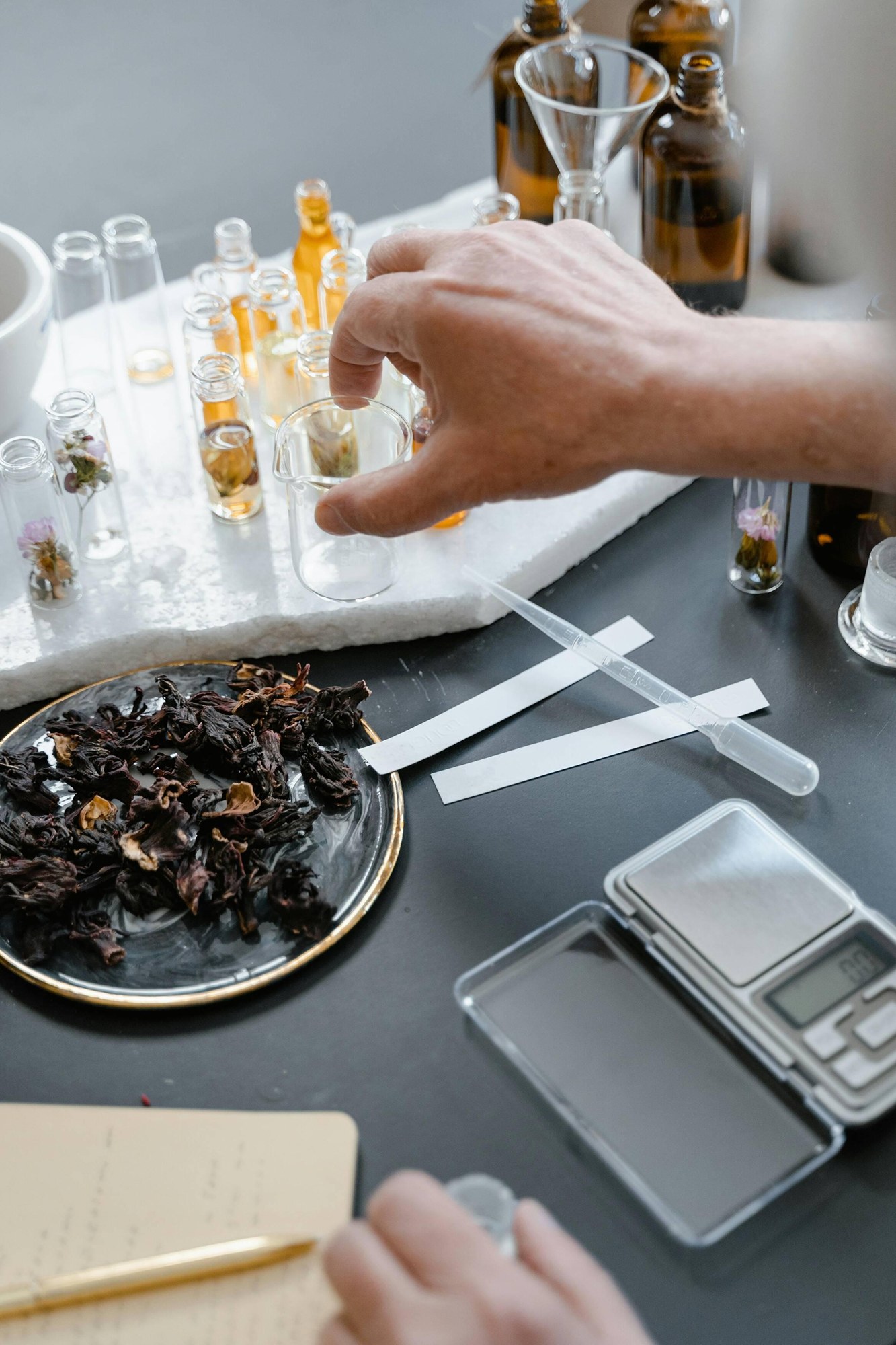 Fragrance ingredients and allergens on a cosmetic label