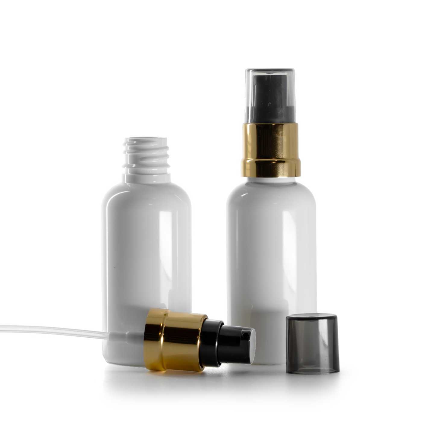 Flacon en plastique blanc, pompe noire et dorée brillante avec surcapuchon fumé, 50 ml