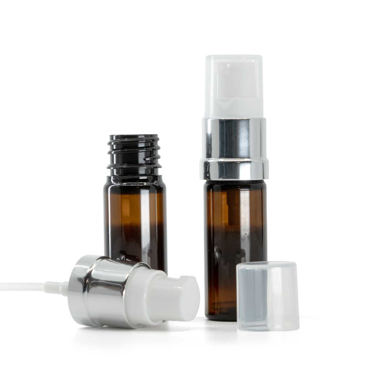 Braune Kunststoffflasche mit glänzendem weiß-silbernen Spender, 10 ml