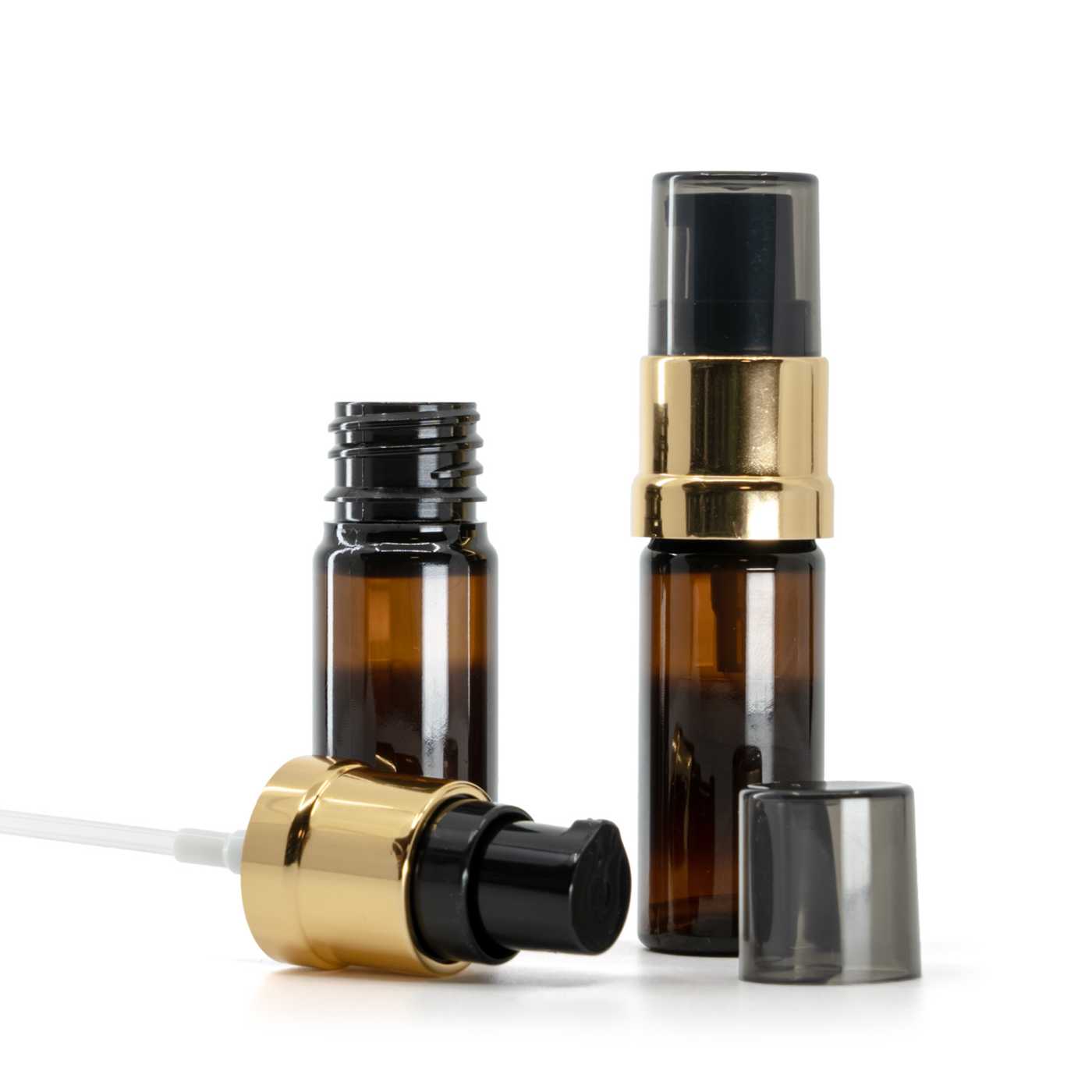 Braunes Kunststofffläschchen, schwarz-goldene glänzende Pumpe mit rauchfarbener Überkappe, 10 ml