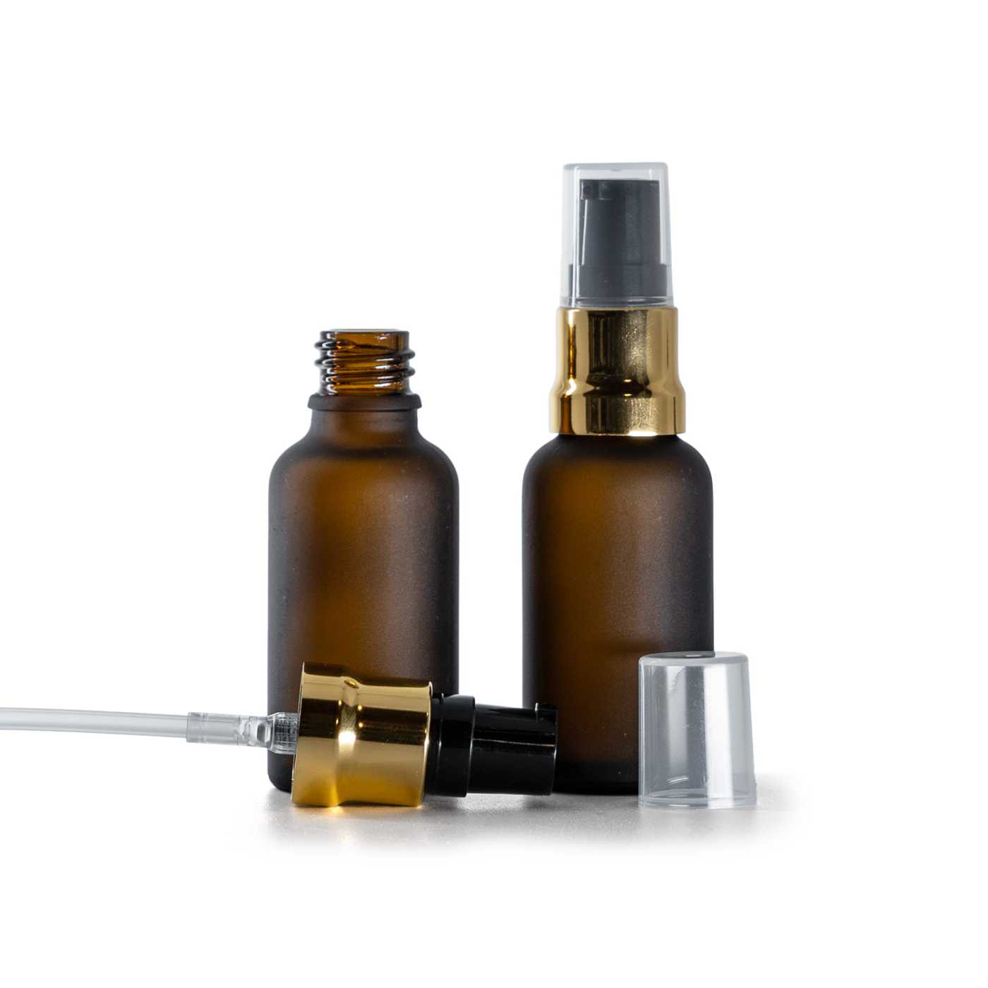 Flacon en verre ambré mat, pompe noire brillante avec détails dorés, surcoiffe transparente, 30 ml