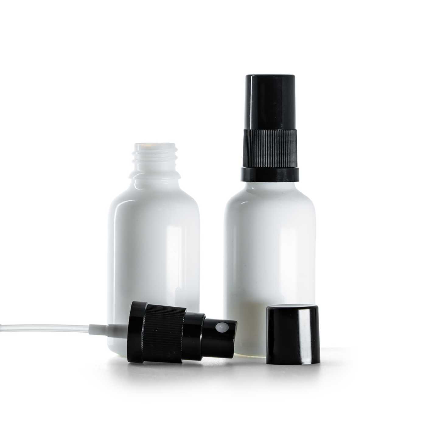 Butelka szklana, apteczna, biała, czarny atomizer, czarny kapturek, 30 ml