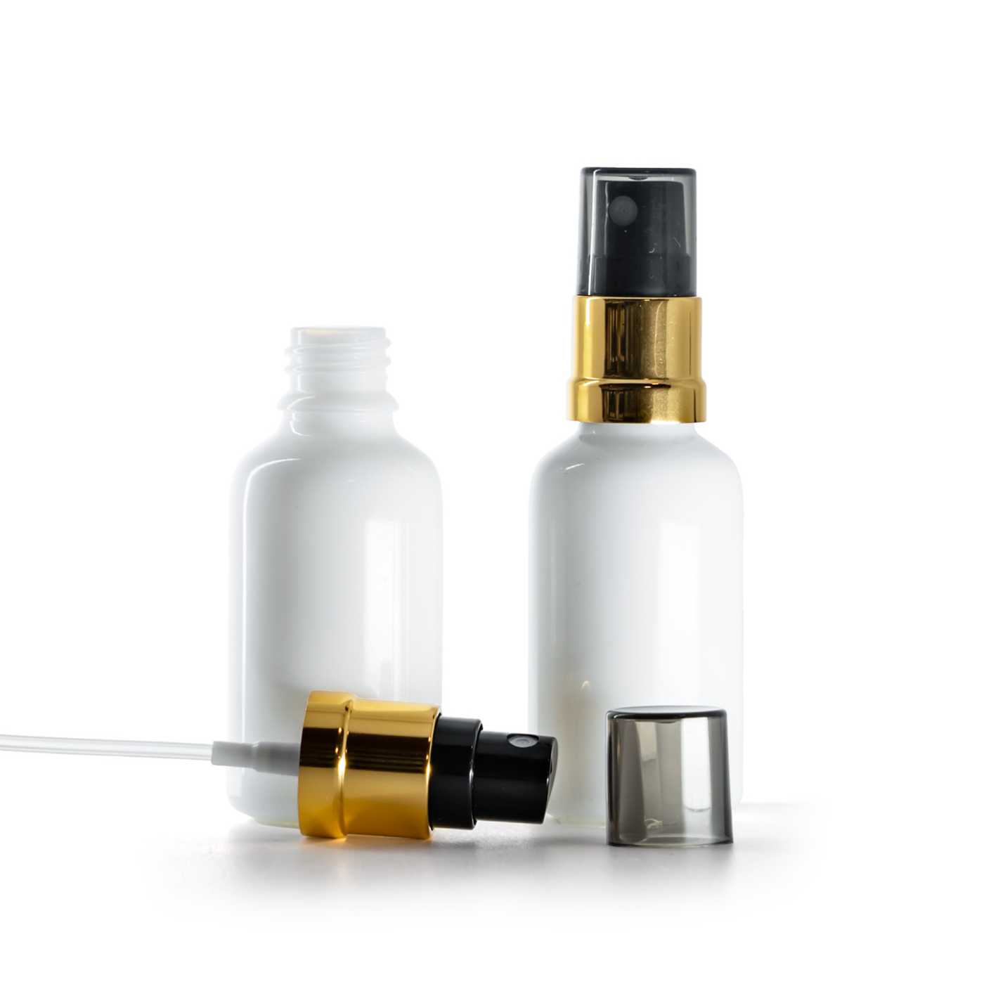 Flacon en verre blanc, vaporisateur noir et doré avec surcapuchon fumé, 30 ml