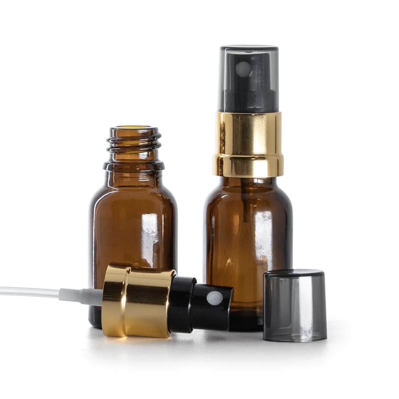 Flacon en verre brun, vaporisateur noir et or, surcapuchon fumé, 15 ml