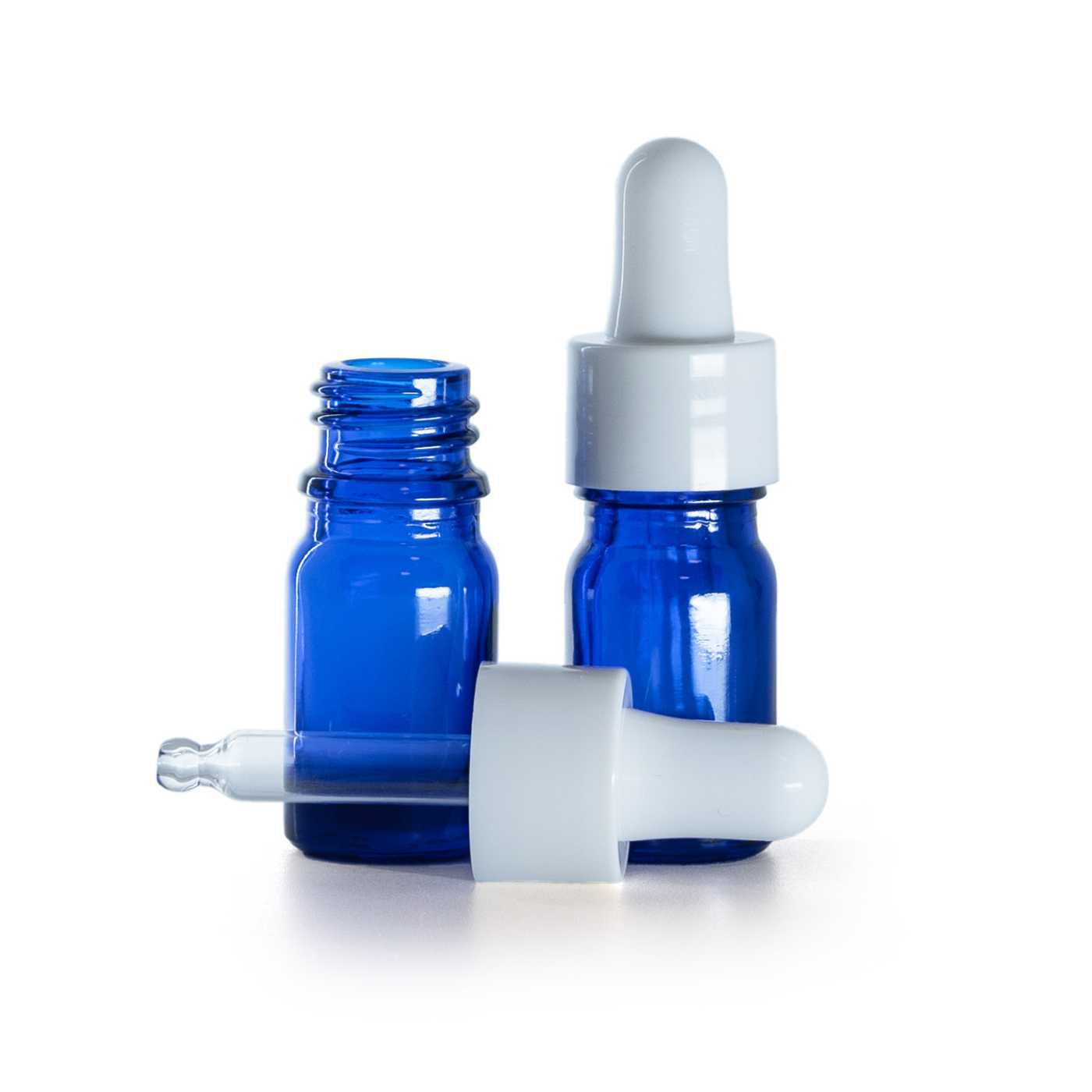 Kék üvegpalack fényes fehér pipettával 5 ml