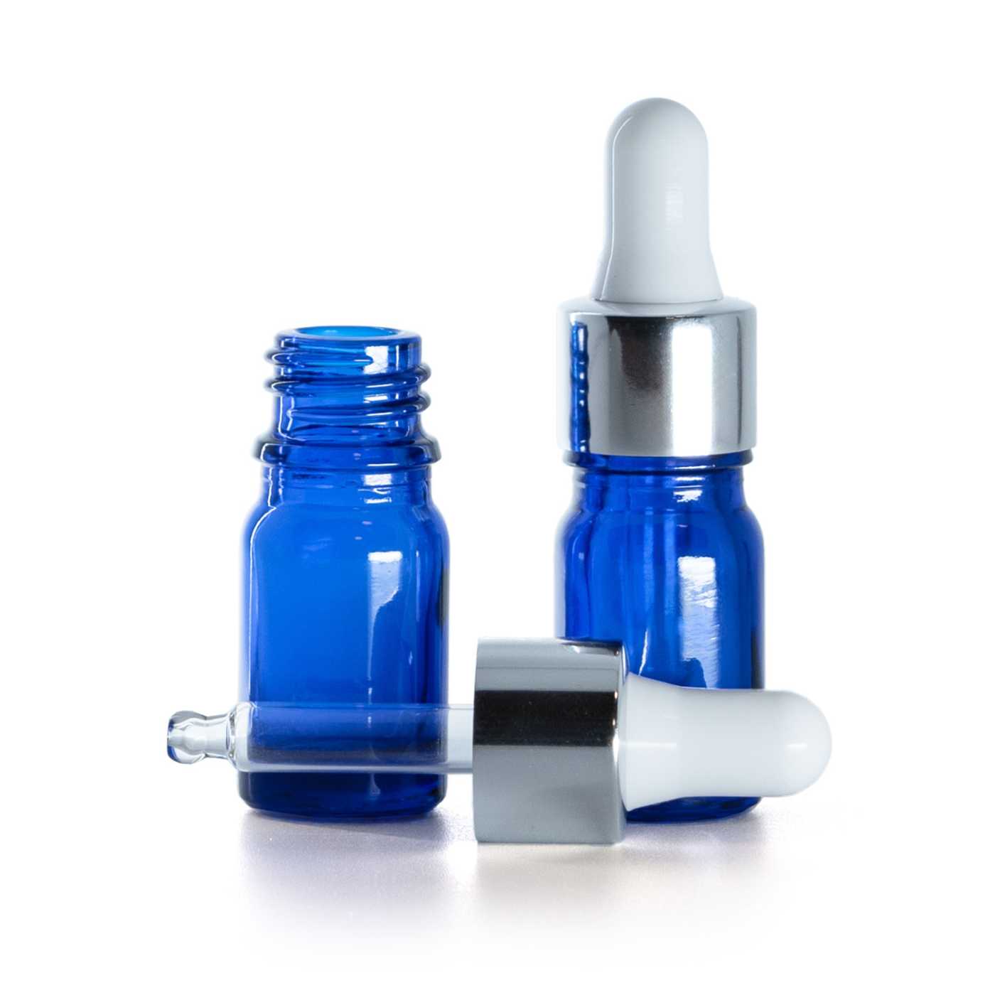 Kék üvegpalack fényes ezüst pipettával, 5 ml