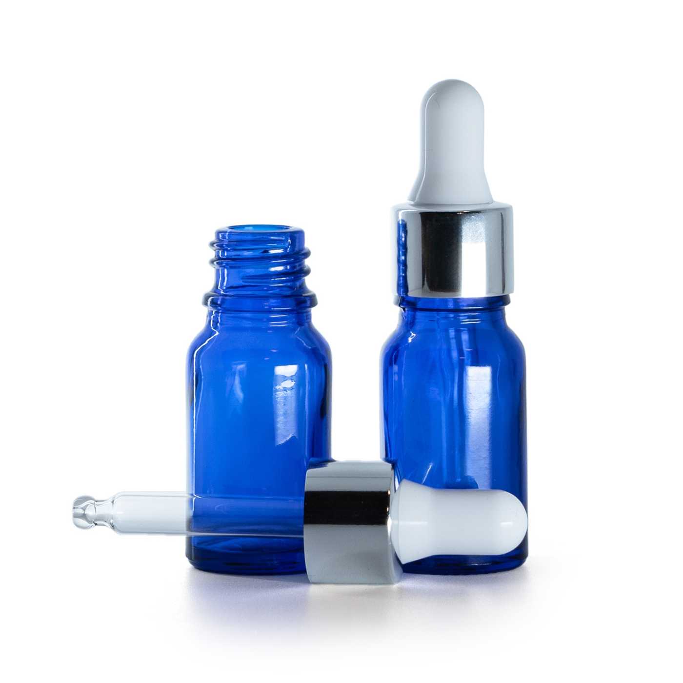 Kék üvegpalack fényes ezüst pipettával 10 ml