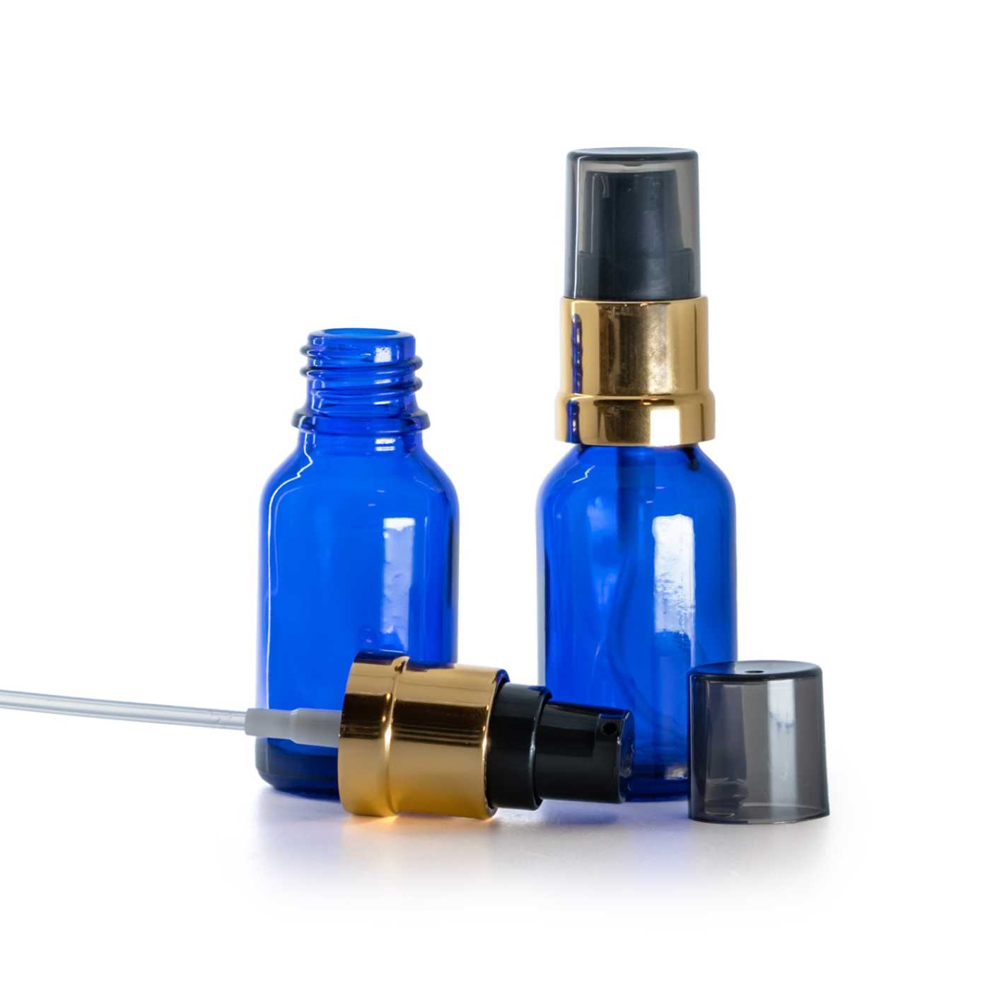 Flacon en verre bleu, distributeur noir et doré brillant avec surcapuchon fumé, 15 ml