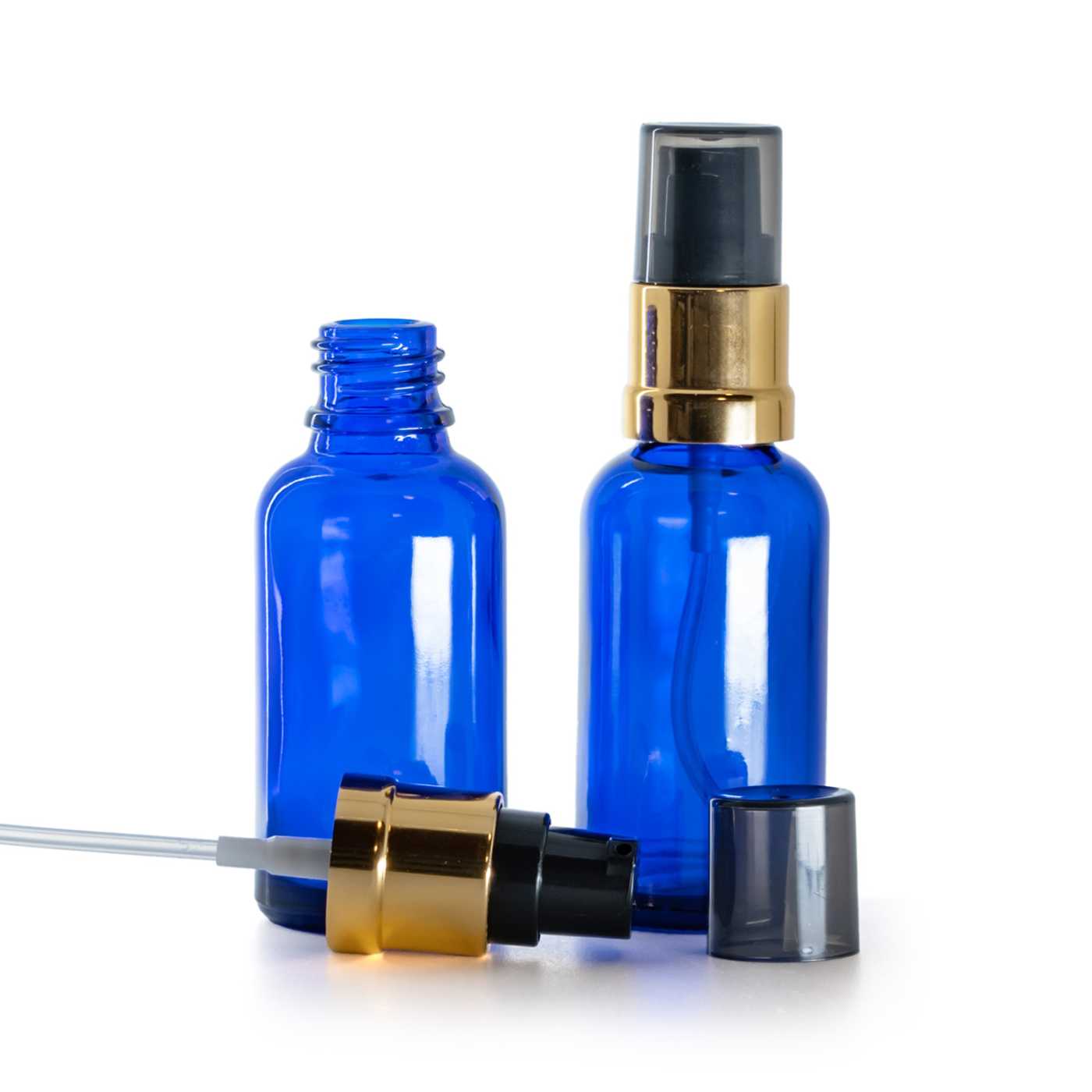 Blaues Glasfläschchen, schwarz-goldene glänzende Pumpe mit rauchfarbener Überkappe, 30 ml