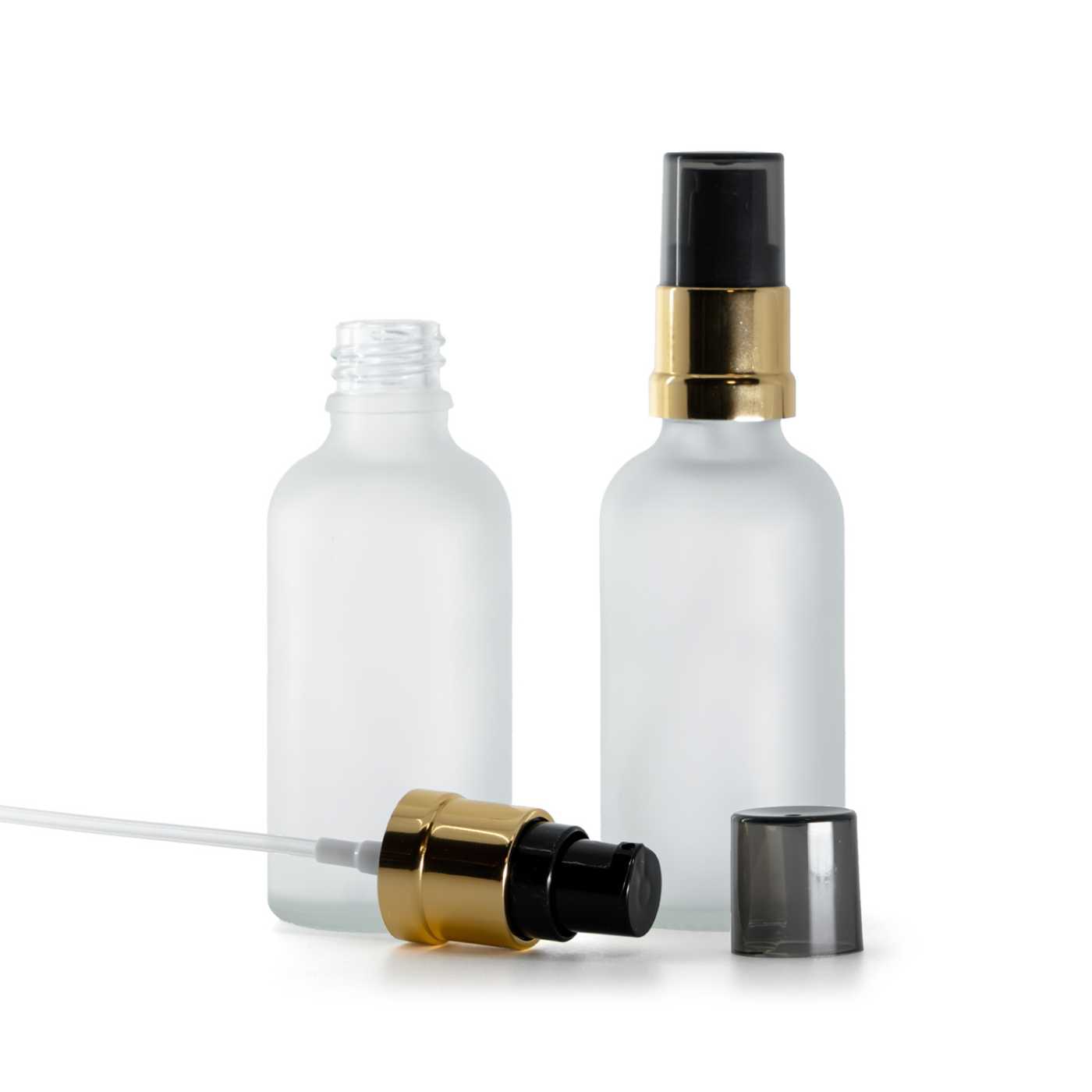 Flacon en verre, transparent dépoli, pompe noire et dorée brillante avec surcapuchon fumé, 50 ml
