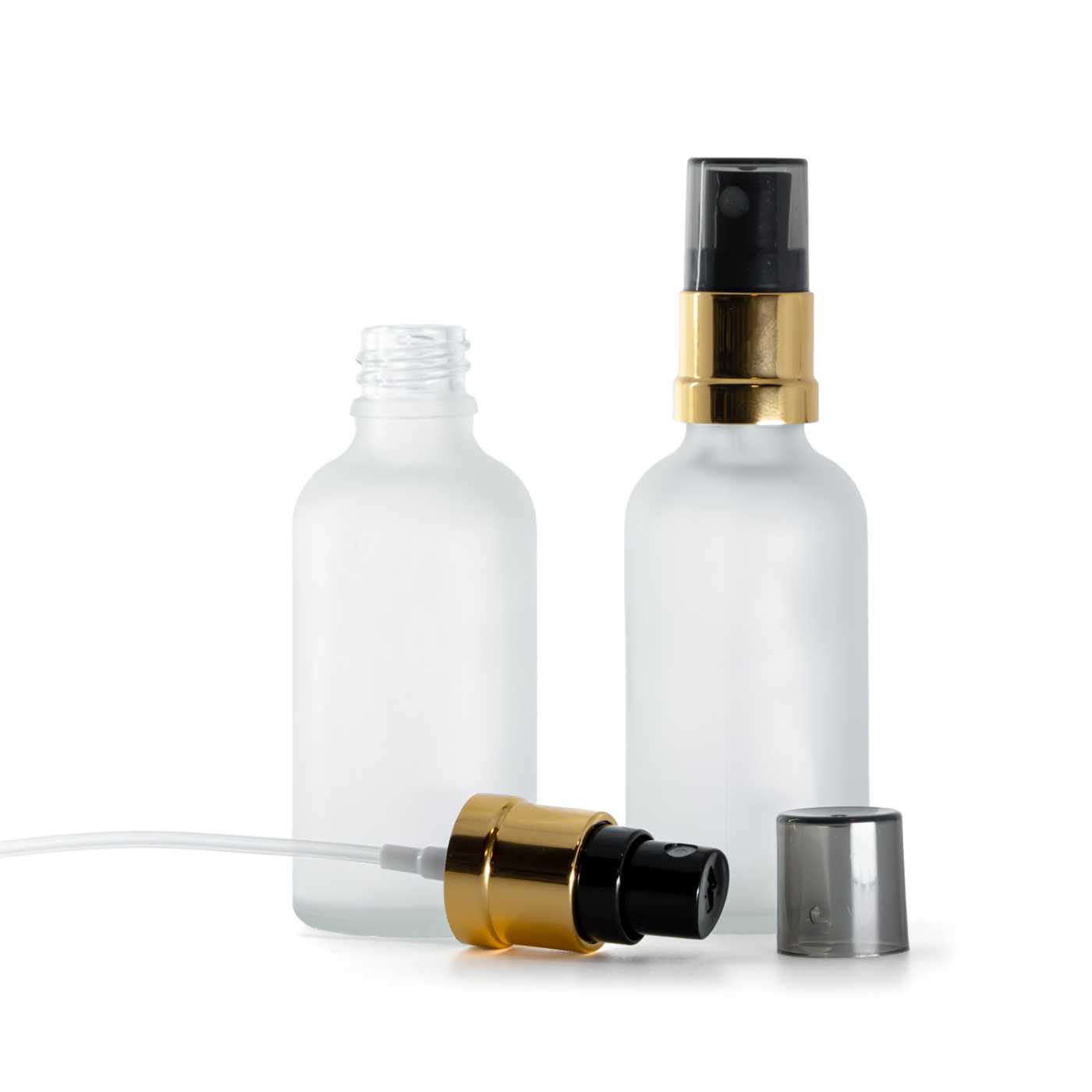Átlátszó matt üvegcse, fekete‑arany szórófej füstös felső kupakkal, 50 ml