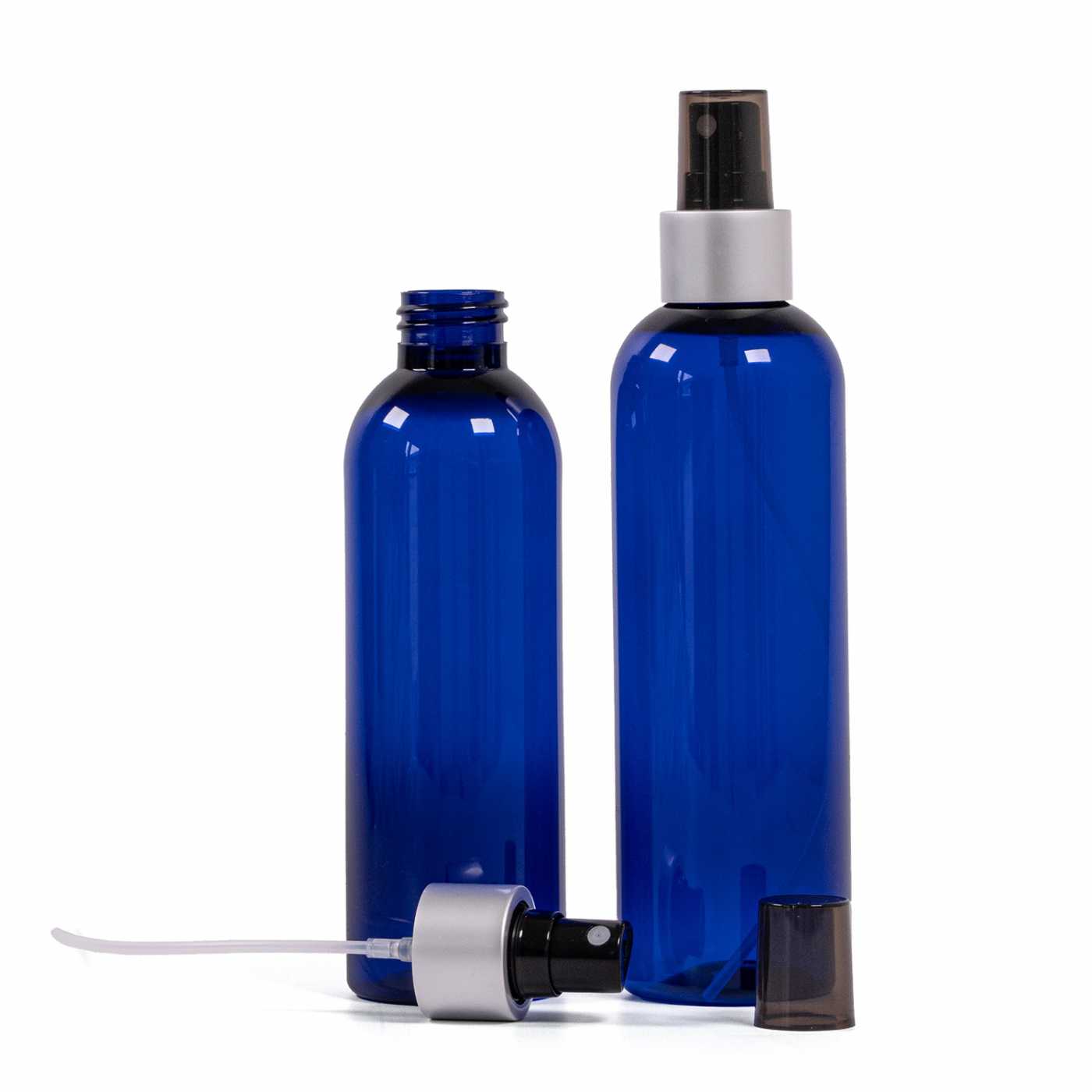 Blaue Kunststoffflasche, schwarzer Sprühzerstäuber, matt silberner Ring, rauchfarbene Überkappe, 200